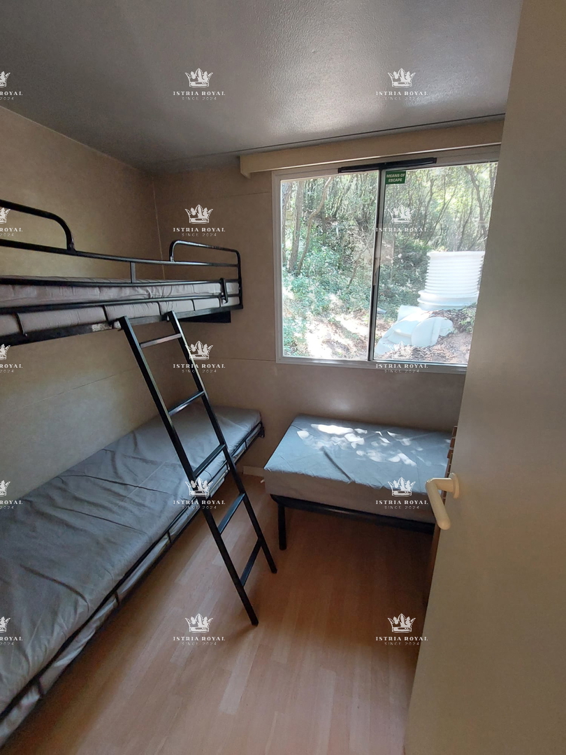 Due lotti arredati con case mobili – a 30 secondi dalla spiaggia – investimento di prima qualità in Istria